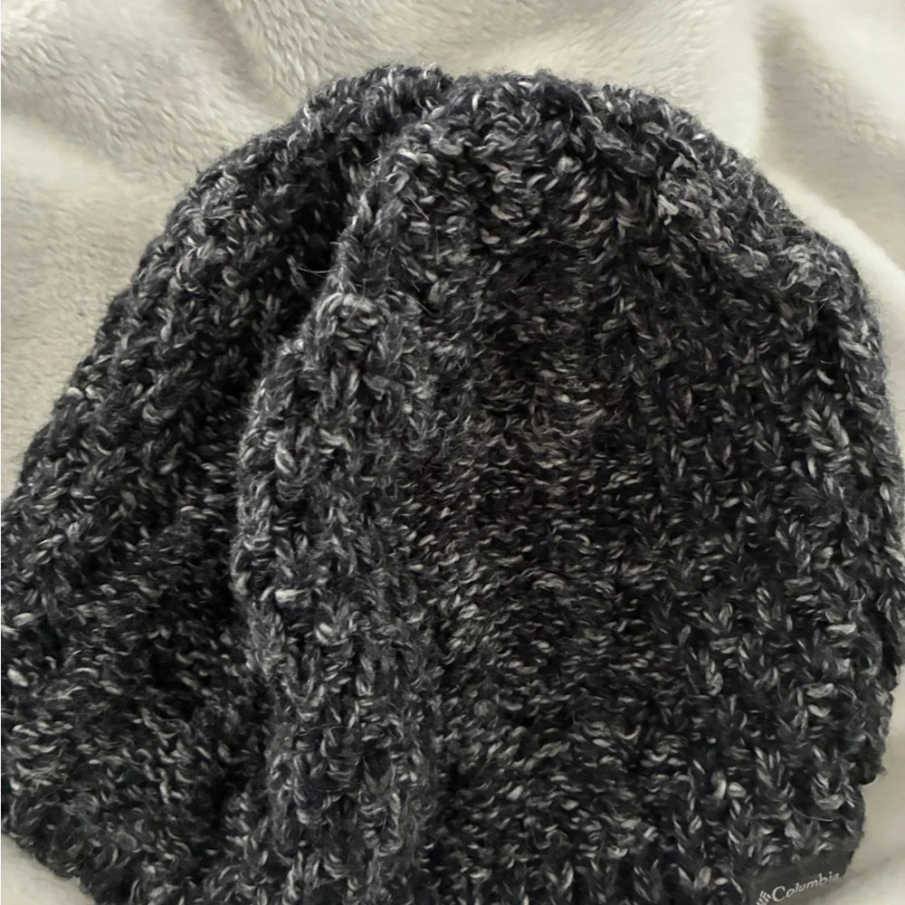 Columbia Women's Gray Knit Beanie. Totally cute - nice shape. Fun & casual